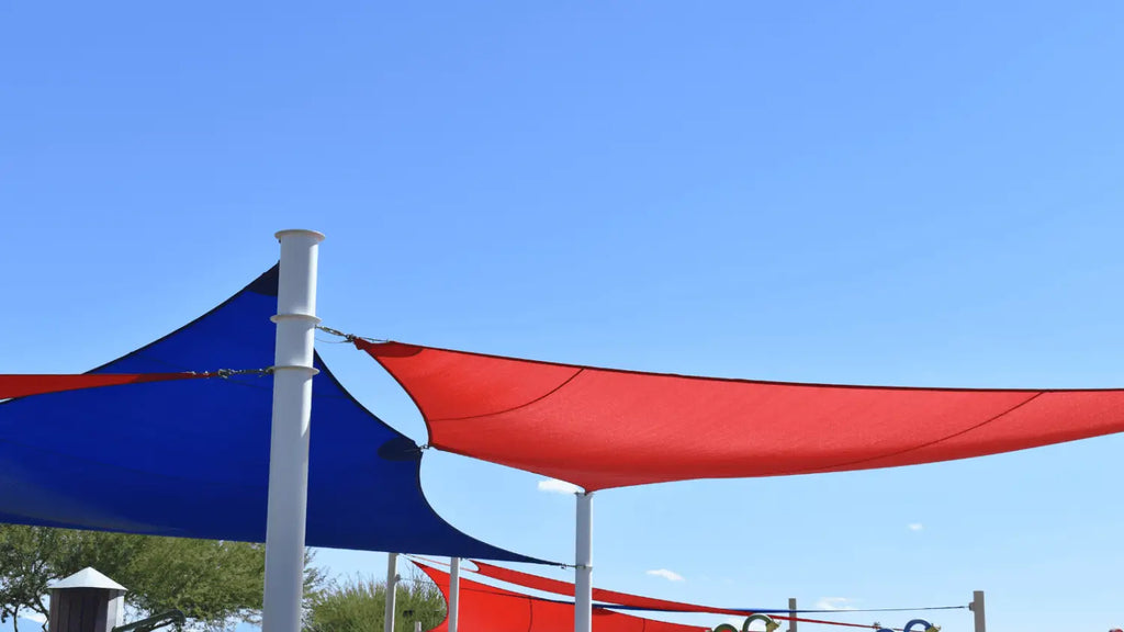 Voiles d'ombrage au-delà du patio